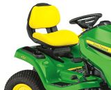 Komfortsitz beim John Deere Rasentraktor aus der 300er Serie